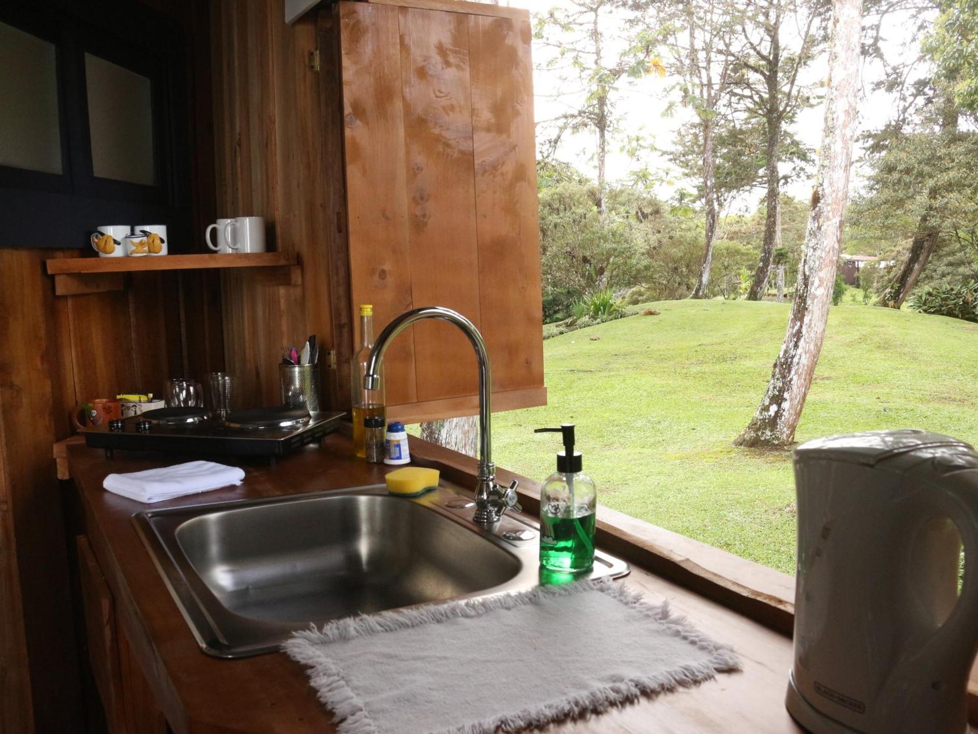 The At Reventazon River Mountain Ranch Bed & Breakfast *